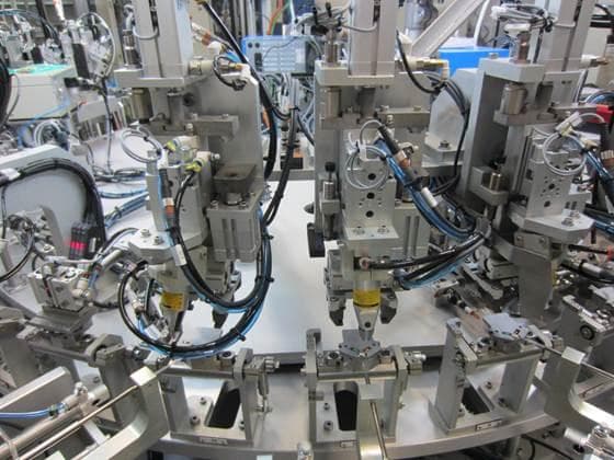 Machine d'assemblage à plateau indexé