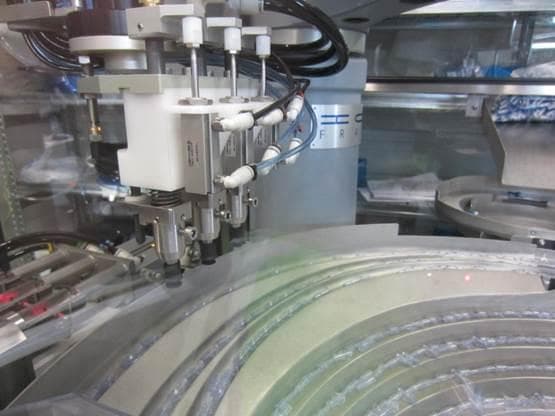 Bol vibrant avec robotique industrielle