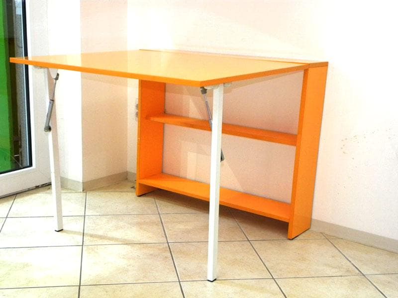 Folding table