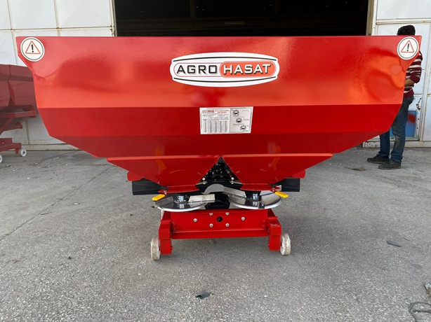 Gubre Serpme Makinasi 1200 lt Yatay Karistiricil