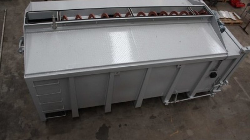 CONTAINER WITH FILLING AUGER