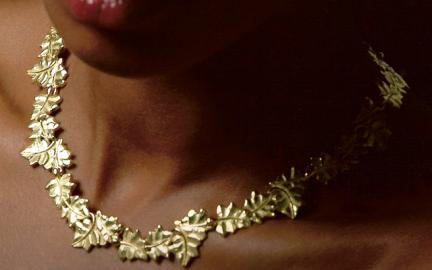 sarmasik desenli altin kolye