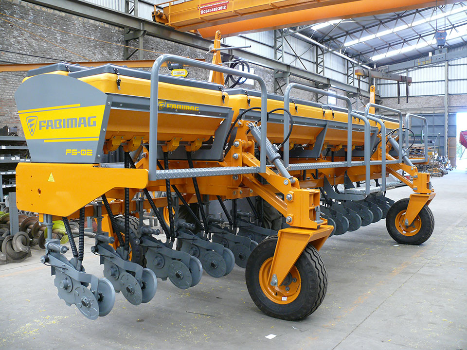 TOWED FERTILIZER РАСПЫЛИТЕЛЬНО-УДОБРИТЕЛЬНАЯ МАШИНА