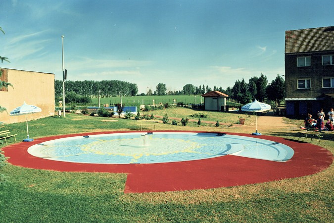 Yuzme havuzu      ( geri donusum lastikleriden yapilmis )