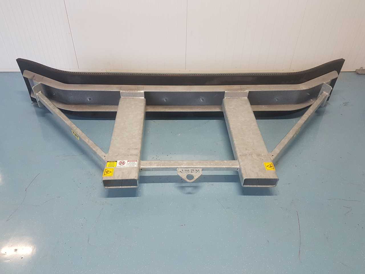 Rubber yard scraper fixed