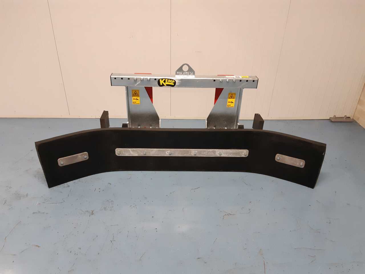 Heavy, fixed rubber scrape