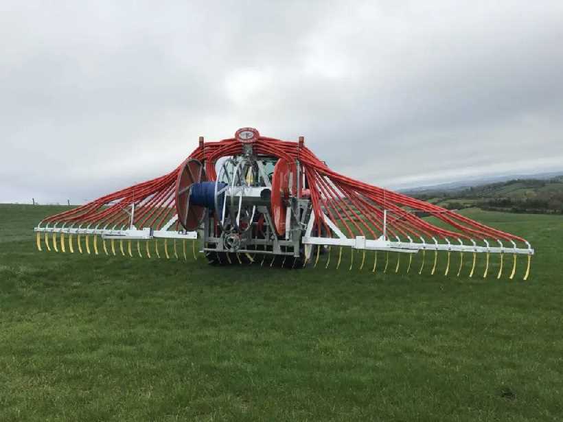 Folding spreader boom