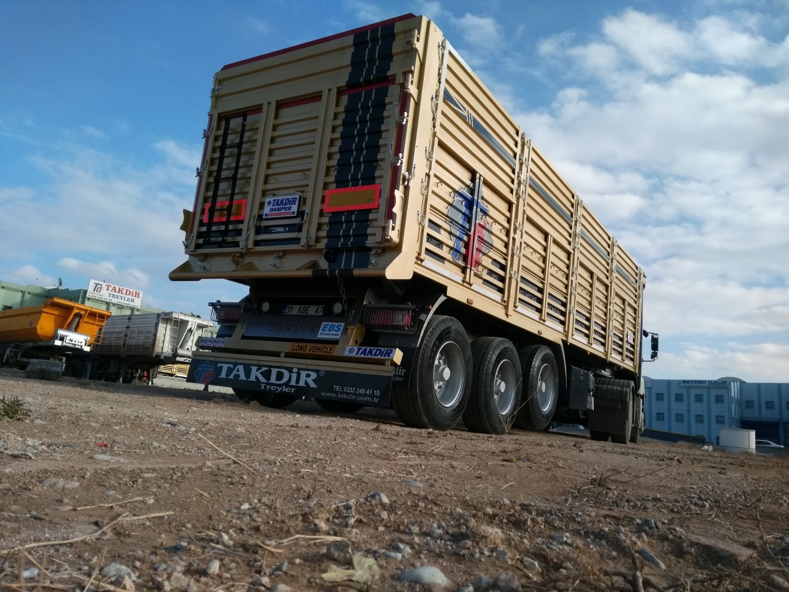 TIP TRAILER WITH LID