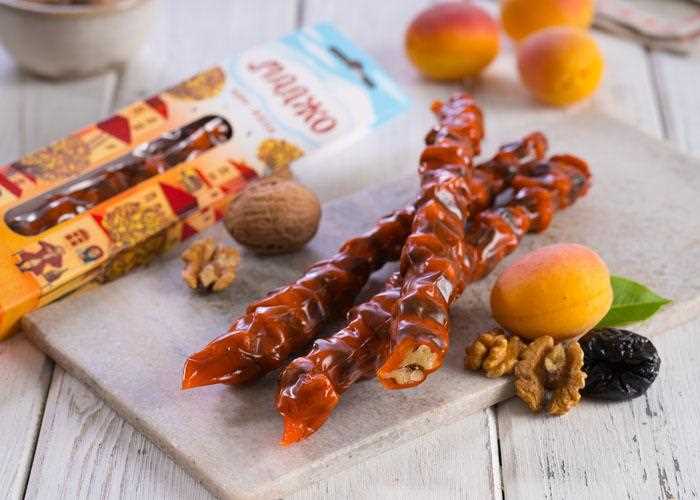 ceviz ve kuru erik kayısı ile churchkhela