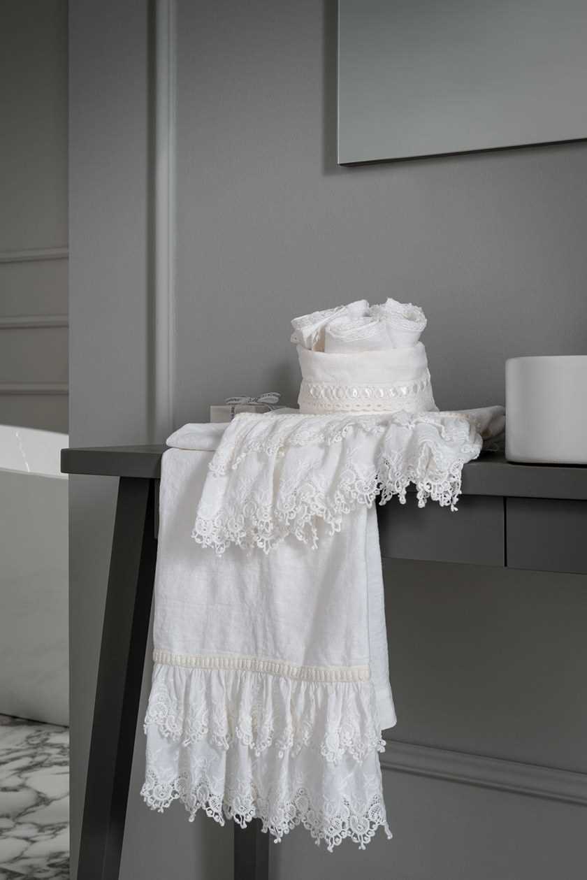 Linen basket and small guests