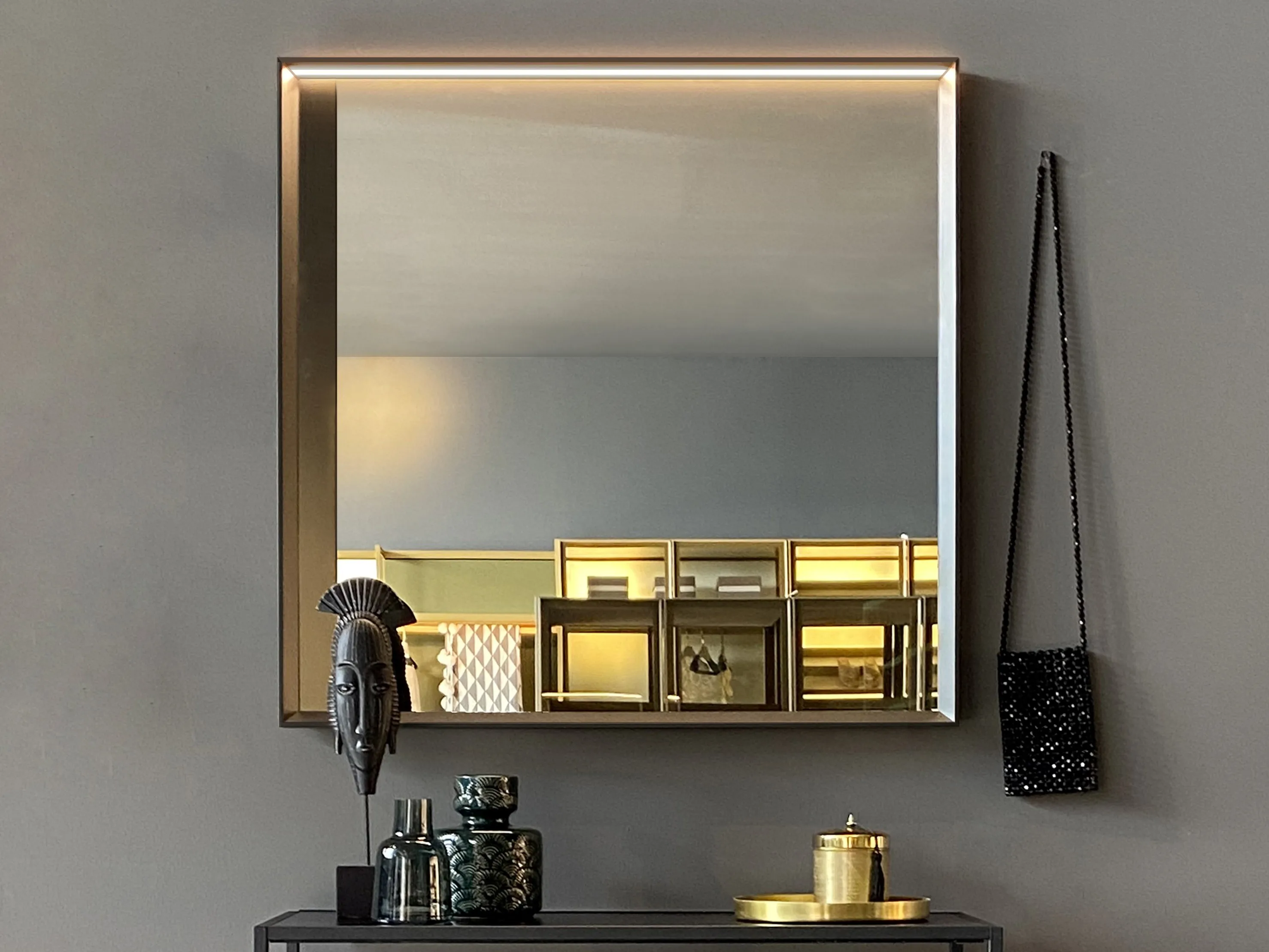 EASY MIRROR Wall-mounted mirror with integrated lighting