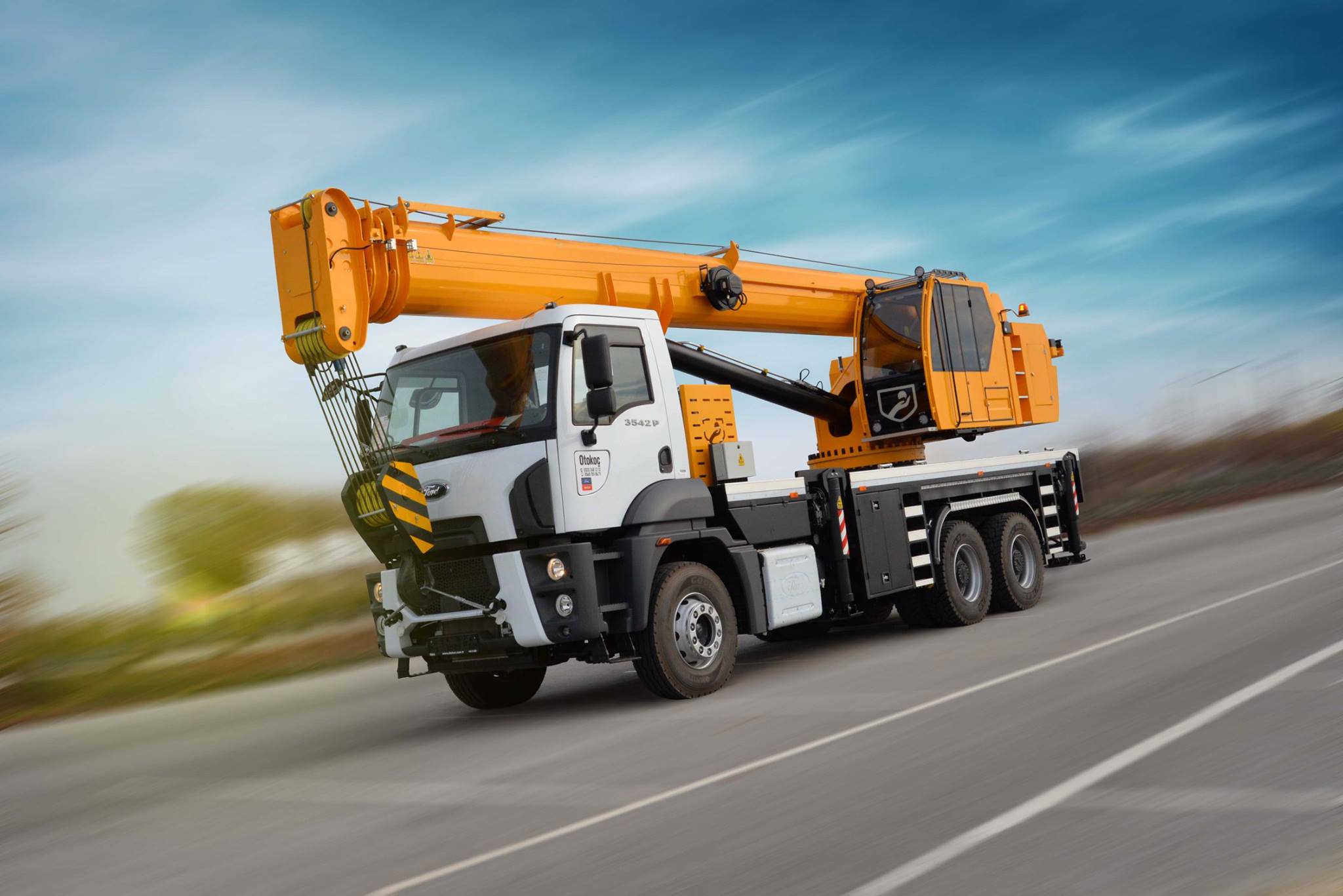 телескопический кран на грузовике