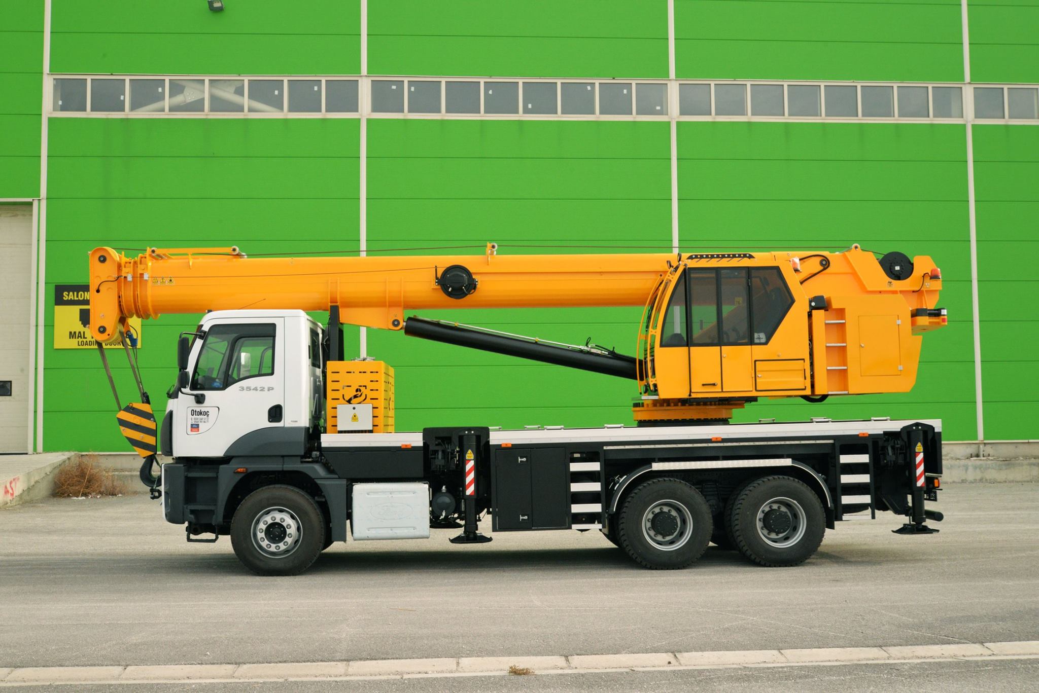 телескопический кран на грузовике