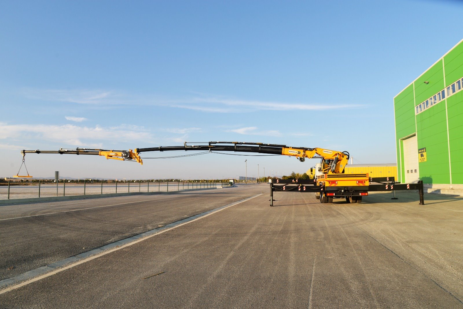 телескопический гидравлический кран на грузовике