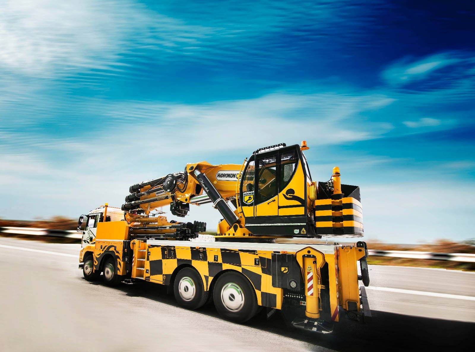 гидравлический кран на грузовике