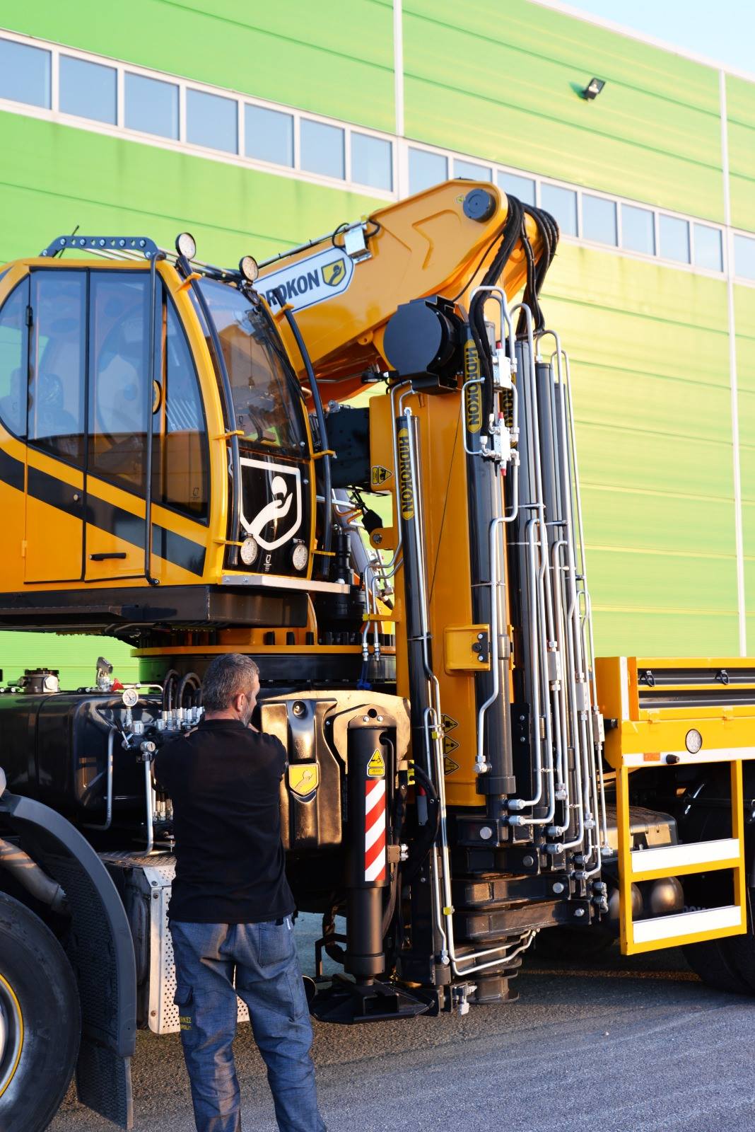 телескопический гидравлический кран на грузовике