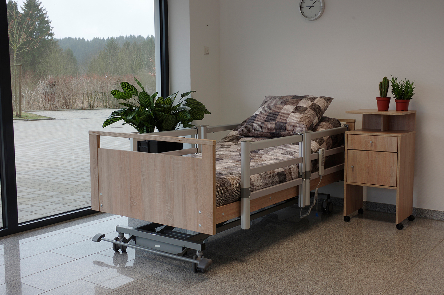 camas de pacientes de madera