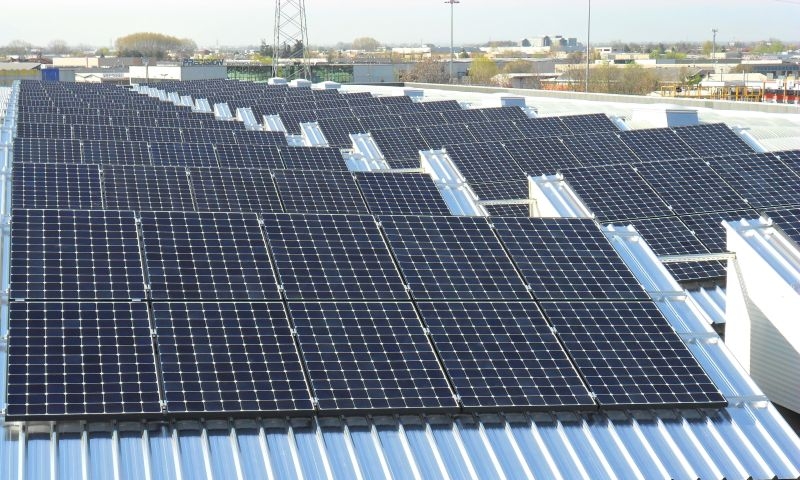 Installation von Sonnenkollektoren in gewerblichen Einrichtungen